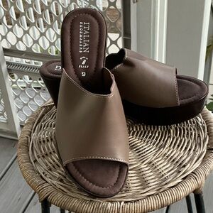 Italian Shoemakers Women’s Wedge Sandals Dark Taupe Size 9 New